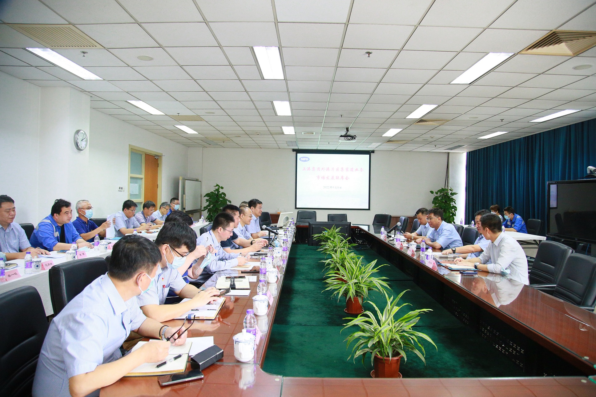 集团副总裁王海建出席在沪东公司召开的外港片区集装箱业务市场发展联席会议
